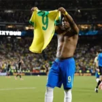 Endrick menunjukkan jersey Brasil setelah mencetak gol kemenangan melawan Meksiko.